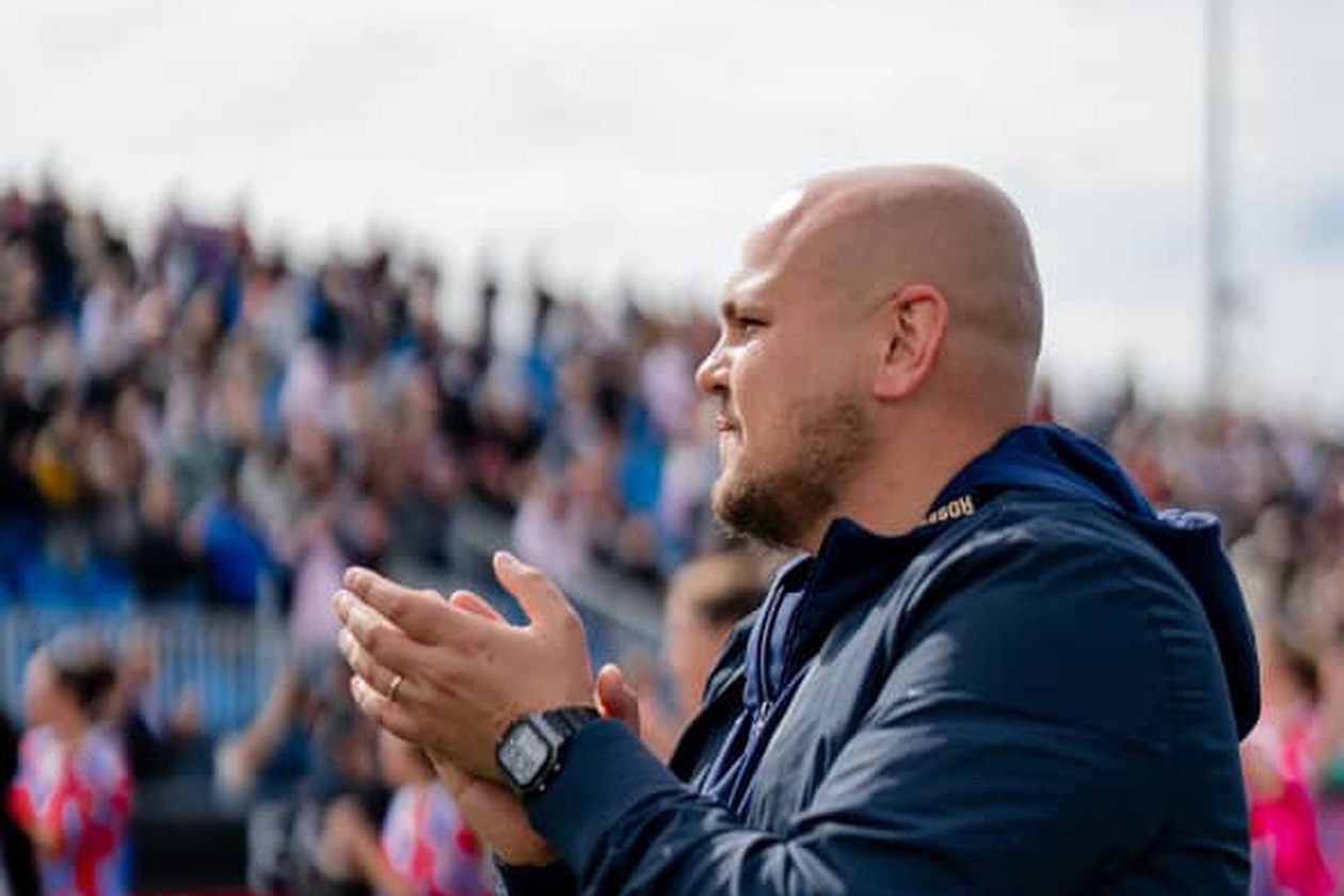 Robert Rositoiu sur un terrain de football